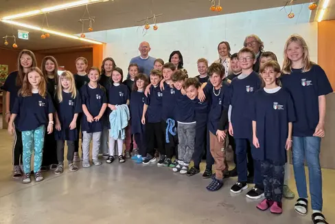 Ex-Biathletin und Olympionikin Karin Oberhofer (letzte Reihe, 2.v.r.) hat mit den Schülerinnen und Schülern der Grundschule St. Magdalena/Villnöß über ihre Olympiaerfahrungen gesprochen und damit das Projekt Olympia in den Schulen gestartet. (Foto: LPA/CONI Südtirol)