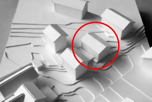 Bis 2025 soll die neue Forststation in Deutschnofen (im Bild das Modell) fertiggestellt sein. Als eine der waldreichsten Gemeinden Südtirols wird die Station in nachhaltiger Holzbauweise errichtet. Derzeit ist sie noch in einem nahegelegenen, angemieteten Appartement untergebracht. (Foto: Ressort für Hochbau und Valorisierung des Vermögens)