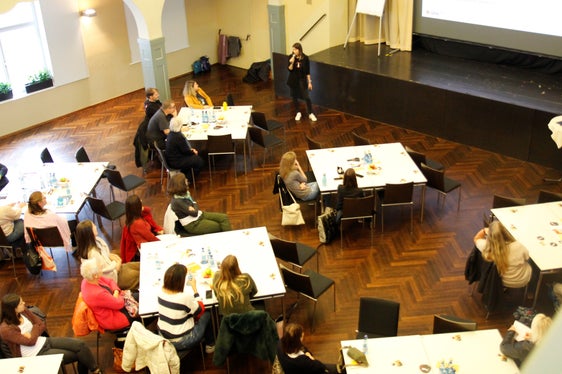 An die hundert Mitarbeiterinnen und Mitarbeiter aus dem Bildungs- und Sozialbereich setzten sich damit auseinander, wie man die psychische Gesundheit von Jugendlichen stärken kann. (Foto: LPA/Verena Hilber)