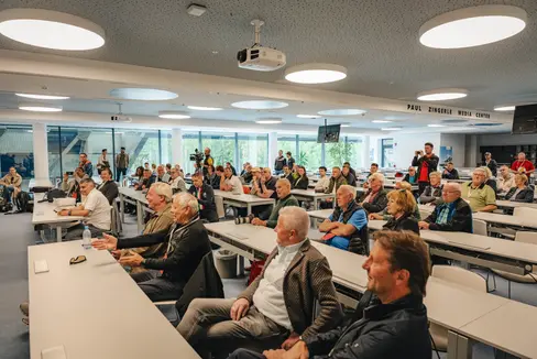 Die Delegation österreichischer Sportjournalistinnen und -journalisten hat unter anderem das neu gestaltete Medienzentrum der Südtirol Arena in Antholz besichtigt. (Foto: LPA/Josef Plaikner)