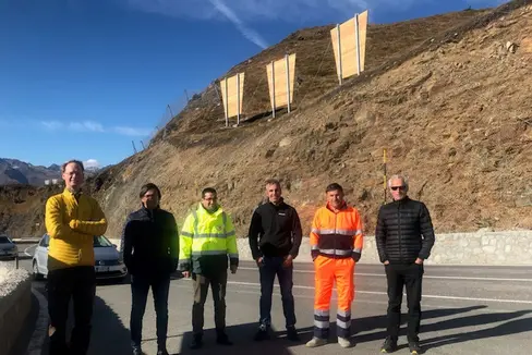 Lokalaugenschein nach der Fertigstellung der Arbeiten: (v.l.) Amtsdirektor Johannes Strimmer (Straßenbau West), stellvertretender Amtsdirektor Christian Gufler (Straßendienst Burggrafenamt), Bauleiter Andreas Pider, Baustellentechniker Roman Pfitscher, Straßenmeister Hubert Fischer und Gemeindereferent Konrad Pfitscher. (Foto: LPA/Abteilung Tiefbau)