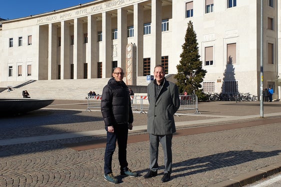 Landesrat Massimo Bessone (rechts) und Luca Carmignola, Direktor des Landesamts für technische Gebäudeverwaltung, vor dem Bozner Landesgericht (Foto: LPA/Anna Pitarelli)