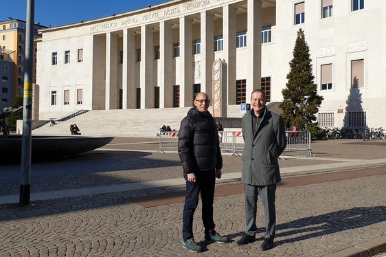 L'assessore provinciale al Patrimonio Massimo Bessone (a dx) con il direttore dell’Ufficio per la gestione tecnica delle costruzioni Luca Carmignola davanti al Tribunale di Bolzano (Foto: ASP/Anna Pitarelli)