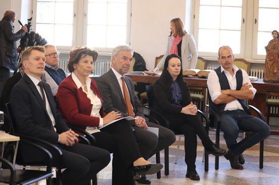 Il direttore di Dipartimento Ulrich Stofner (nella foto da sinistra), gli assessori Maria Hochgruber Kuenzer e Arnold Schuler, la direttrice dell'Ufficio Musei e ricerca museale, Monika Conrater, e il direttore dell'Ufficio demanio idrico dell'Agenzia per la protezione civile, Michael Gamper, fanno parte del gruppo dio lavoro che ha elaborato il Manuale per la protezione dei beni culturali (Foto: ASP/Maja Clara)
