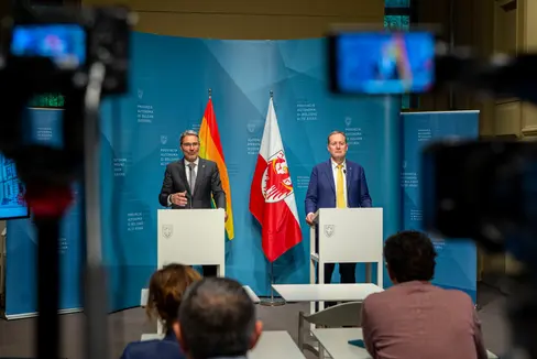 Die Regenbogenfahne ergänzte bei der heutigen Pressekonferenz im Anschluss an die Sitzung der Landesregierung die Fahne des Landes Südtirol. Sie soll an den morgigen Tag gegen Homo-, Bi- und Transphobie erinnern. (Foto: LPA/Fabio Brucculeri)