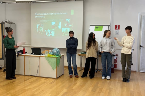 Um Science-Fiction und Philosophie ging es im Workshop Humans and Machines - links mit Referentin Helga Tschurtschenthaler. (Foto: LPA/Bettina Gartner)