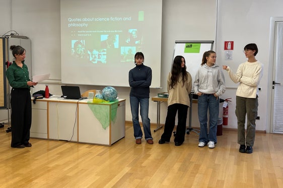 Um Science-Fiction und Philosophie ging es im Workshop Humans and Machines - links mit Referentin Helga Tschurtschenthaler. (Foto: LPA/Bettina Gartner)