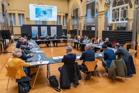 Der Rat für Wissenschaft, Forschung und Innovation befasste sich mit dem Landesprogramm für Forschung und Innovation. Der Rat ist ein beratendes Gremium der Südtiroler Landesregierung, dem Vertreterinnen und Vertreter von Forschungseinrichtungen, Wirtschaft, Gewerkschaften und des Landes angehören. (Foto: LPA/Greta Stuefer)