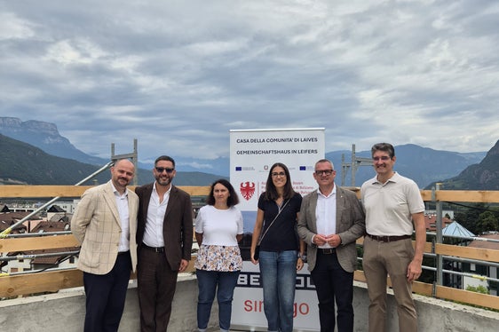Landesrat Christian Bianchi (2.v.r.): Mit dem Rohbau ist ein wichtiges Ziel erreicht, jetzt rückt die Fertigstellung des Gemeinschaftshauses näher. Im Bild (v.l.) Ressortchef Daniel Bedin, Giacomo Bettiol, Nicoletta Francato, Roberta Mililli und Abteilungsdirektor Marco Springhetti. (Foto: LPA/Gianluca Crocco)