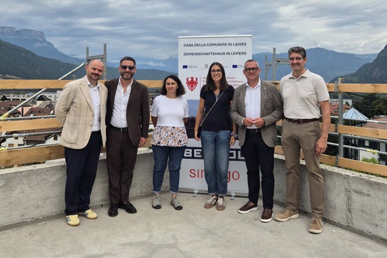 L'assessore provinciale Christian Bianchi (secondo da destra) ha detto che “questo passaggio rappresenta un punto di svolta, che permette di guardare con fiducia alla fase conclusiva dei lavori”. Nella foto è ritratto con (da sinistra) il direttore di Dipartimento Daniel Bedin, Giacomo Bettiol, Nicoletta Francato, Roberta Mililli e il direttore di Ripartizione Marco Springhetti. (Foto: USP/Gianluca Crocco)