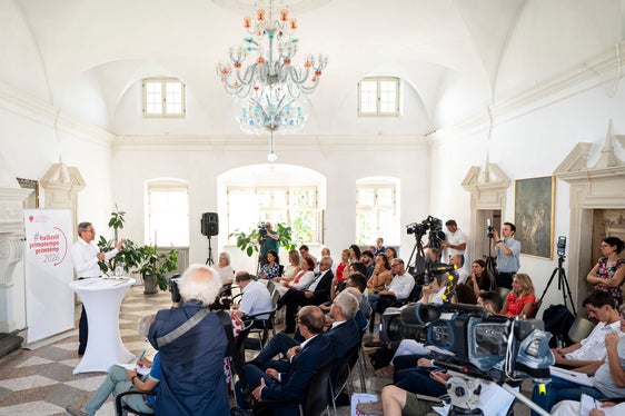 Zahlreiche Journalistinnen und Journalisten sowie Führungskräfte des Landes Südtirol verfolgten die Pressekonferenz zur #halbzeit der Legislaturperiode von Landeshauptmann Arno Kompatscher. (Foto: LPA/Fabio Brucculeri)