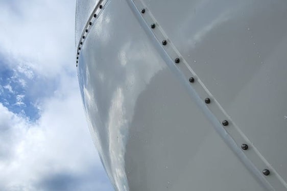 Mit seinen fünfeckigen Modulen erinnert das Radom an einen großen Fußball. (Foto: LPA/Dienst für Risikoprävention und CUE Trient)