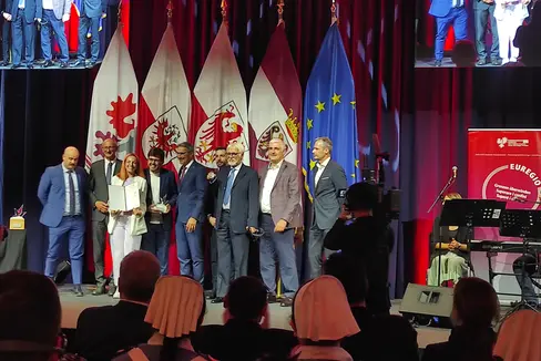 Der Bozner Artist Club organisiert jährlich das Festival Studentesco, bei dem sich Oberschülerinnen und Oberschüler einem künstlerischen Wettkampf stellen. Dieses Engagement wurde mit der Euregio-Glanzleistung 2024 ausgezeichnet. (Foto: LPA)