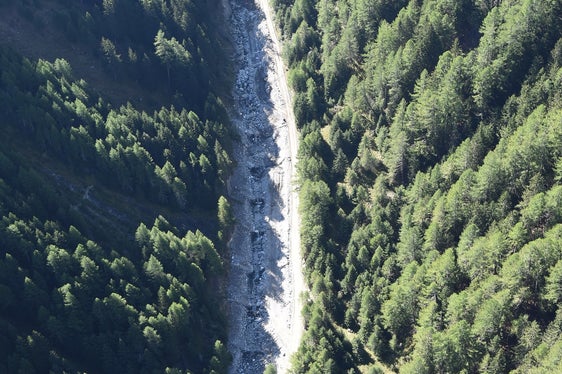 I lavori in corso permetteranno di prevenire le inondazioni attraverso la creazione di una scalinata di briglie e opere di difesa spondale dal ponte Aufleg a monte fino alla foce del rio di Jenne. (Foto: ASP/Ufficio sistemazione bacini montani Ovest)