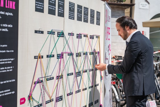 Anche l'assessore provinciale Philipp Achammer ha risposto alle domande sul suo rapporto personale con i media digitali. (Foto: USP/Greta Stuefer)