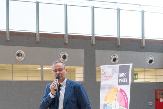 Il direttore provinciale delle scuole ladine, Heinrich Videsott: Tradizionalmente, durante questa giornata si guarda al futuro, per essere per quanto possibile preparati alle nuove sfide. (Foto: USP/Area pedagogica/Bruno Ferdigg)