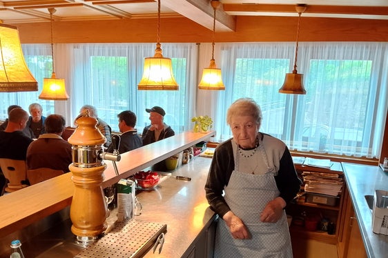 Ihr Gasthaus an der Himmelspfort in Penon ist der Treffpunkt im Dorf: Wirtin Gertraud Parteli. (Foto: LPA/Gasthaus an der Himmelspfort)