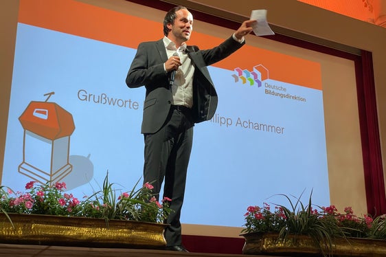 L'assessore provinciale Philipp Achammer alla giornata di inaugurazione dell'anno accademico delle scuole di musica tedesche e ladine, a Merano: “La musica non solo presuppone e incoraggia lo sviluppo di competenze artistiche, ma rafforza l'affiatamento tra bambini e ragazzi creando un senso di comunità. Nelle nostre scuole di musica, creatività e sviluppo, disciplina ed entusiasmo procedono di pari passo. (Foto: USP/GNews)