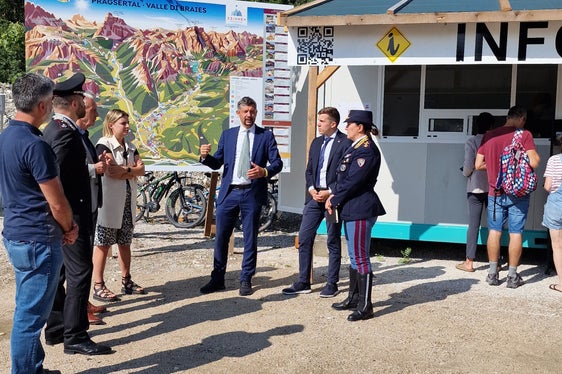 Der Direktor des Straßendiensts Pustertal Götz Rufinatscha, Carabinierimajor Innocenzo Colonna, Bürgermeister Friedrich Mittermair, Silke Stabinger (Tourismusverein), Landesrat Daniel Alfreider, Landesmobilitätsplaner Michael Angergassen und die Leiterin der Verkehrspolizei in Südtirol Katia Grenga beim Lokalaugenschein an der Zufahrt ins Pragser Tal. (Foto: LPA/Angelika Schrott)