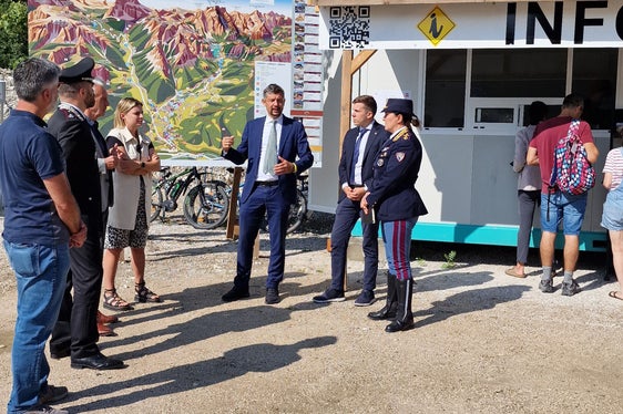 Der Direktor des Straßendiensts Pustertal Götz Rufinatscha, Carabinierimajor Innocenzo Colonna, Bürgermeister Friedrich Mittermair, Silke Stabinger (Tourismusverein), Landesrat Daniel Alfreider, Landesmobilitätsplaner Michael Angergassen und die Leiterin der Verkehrspolizei in Südtirol Katia Grenga beim Lokalaugenschein an der Zufahrt ins Pragser Tal. (Foto: LPA/Angelika Schrott)
