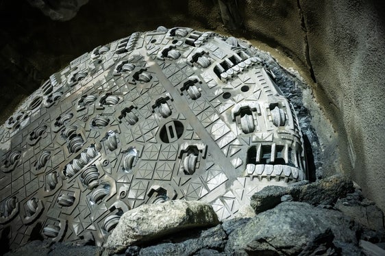 L'impressionante operazione di scavo della fresa Wilma, in occasione del completamento del tunnel di linea Ovest del BBT (Foto: BBT SE)