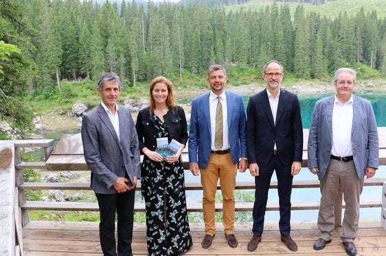 Setzen sich für eine nachhaltige Erreichbarkeit des Karersees ein: BM Dejori, Tourismusmanagementexperin Gufler, LR Alfreider, IDM-CEO Hinteregger und der Direktor der Agentur Landesdomäne Albert Wurzer. (Foto: LPA/Ingo Dejaco)