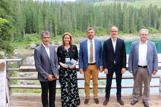 Setzen sich für eine nachhaltige Erreichbarkeit des Karersees ein: BM Dejori, Tourismusmanagementexperin Gufler, LR Alfreider, IDM-CEO Hinteregger und der Direktor der Agentur Landesdomäne Albert Wurzer. (Foto: LPA/Ingo Dejaco)