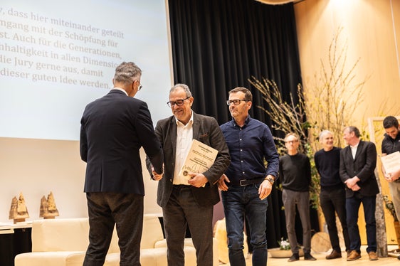 Schutzwaldpreisverleihung 2026 in Mellau/Vorarlberg: (von links nach rechts) Landesforstdirektor Günther Unterthiner, der Direktor des Seniorenwohnheims Innichen Herbert Watschinger, der Direktor des Forstinspektorats Welsberg Günther Pörnbacher (Foto: LPA/Land Vorarlberg/Emanuel Sutterlüty)