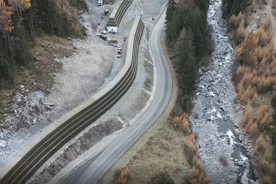 Per la realizzazione dei due rilevati sono stati movimentati circa 36.000 m³ di materiale, lavorato direttamente in cantiere con frantoi dedicati. (Foto: USP/Ufficio Geologia e prove materiali)