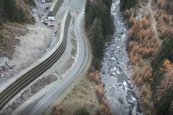 Für den Bau der beiden Dämme wurden rund 36.000 Kubikmeter Material bewegt und direkt vor Ort mit speziellen Brechern aufbereitet. (Foto: LPA/Landesamt für Geologie und Baustoffprüfung)