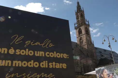 Il giallo non è solo un colore: è un modo di stare. Una frase che riassume le finalità dei gialloni e animatori dei cinque centri giovanili di Bolzano, protagonisti della seconda edizione dello Yellow Day tenutosi nel capoluogo. (Foto: USP)