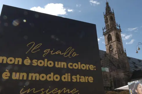 Il giallo non è solo un colore: è un modo di stare. Una frase che riassume le finalità dei gialloni e animatori dei cinque centri giovanili di Bolzano, protagonisti della seconda edizione dello Yellow Day tenutosi nel capoluogo. (Foto: USP)
