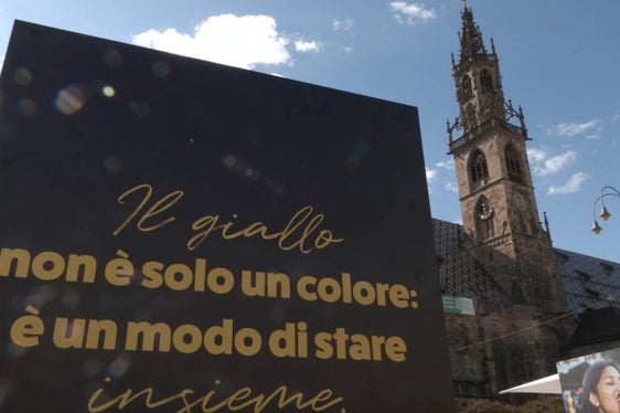 Il giallo non è solo un colore: è un modo di stare. Una frase che riassume le finalità dei gialloni e animatori dei cinque centri giovanili di Bolzano, protagonisti della seconda edizione dello Yellow Day tenutosi nel capoluogo. (Foto: USP)