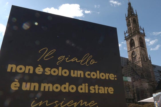 Il giallo non è solo un colore: è un modo di stare. Una frase che riassume le finalità dei gialloni e animatori dei cinque centri giovanili di Bolzano, protagonisti della seconda edizione dello Yellow Day tenutosi nel capoluogo. (Foto: USP)