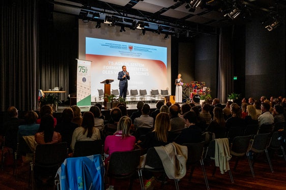 L presidënt dla Jonta provinziela Arno Kompatscher à dit dl sistem de scola paritetich d’al didancuei de vester na storia de suzes. (Foto: USP/Manuela Tessaro)