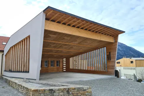 Mit dem Holzbaufonds fördert das Land Südtirol den Neubau von Gebäuden und Bauwerken für öffentliche Zwecke in Holz- oder Holzmischbauweise. Im Bild der in dieser Bauweise ausgeführte Musikpavillon in Mals. (Foto: LPA/Landesabteilung Forstdienst/Angelika Aichner)