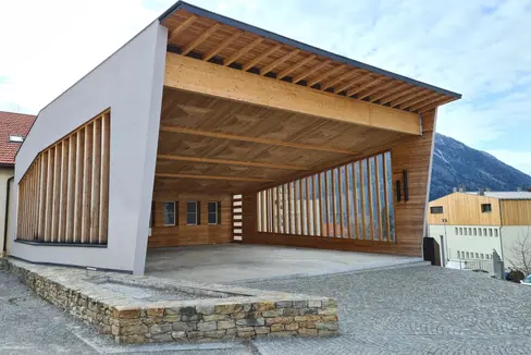 Mit dem Holzbaufonds fördert das Land Südtirol den Neubau von Gebäuden und Bauwerken für öffentliche Zwecke in Holz- oder Holzmischbauweise. Im Bild der in dieser Bauweise ausgeführte Musikpavillon in Mals. (Foto: LPA/Landesabteilung Forstdienst/Angelika Aichner)