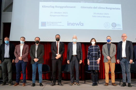 KlimaTag im Burggrafenamt mit v.l. Rudi Rienzner (Generaldirektor SEV), Ulrich Gamper (Bürgermeister Algund), Hannes Gamper (Bezirkspräsident Burggrafenamt des Südtiroler Wirtschaftsrings), Landesrat Giuliano Vettorato, Landeshauptmann Arno Kompatscher, Luis Kröll (Präsident der Bezirksgemeinschaft Burggrafenamt), Franziska Mair (Projektkoordinatorin der Bezirksgemeinschaft Burggrafenamt), Professor Georg Kaser, Flavio Ruffini (Abteilungsdirektor der Landesumweltagentur) und Rupert Rosanelli (Geschäftsführer Inewa Consulting) (Foto: LPA/Bezirksgemeinschaft Burggrafenamt)