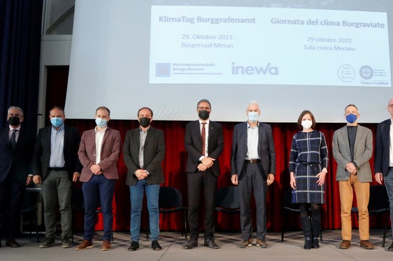 KlimaTag im Burggrafenamt mit v.l. Rudi Rienzner (Generaldirektor SEV), Ulrich Gamper (Bürgermeister Algund), Hannes Gamper (Bezirkspräsident Burggrafenamt des Südtiroler Wirtschaftsrings), Landesrat Giuliano Vettorato, Landeshauptmann Arno Kompatscher, Luis Kröll (Präsident der Bezirksgemeinschaft Burggrafenamt), Franziska Mair (Projektkoordinatorin der Bezirksgemeinschaft Burggrafenamt), Professor Georg Kaser, Flavio Ruffini (Abteilungsdirektor der Landesumweltagentur) und Rupert Rosanelli (Geschäftsführer Inewa Consulting) (Foto: LPA/Bezirksgemeinschaft Burggrafenamt)