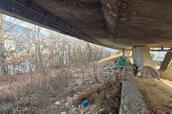 In mehreren Abschnitten entlang des Eisacks in Bozen wurden in mehreren großen Containern insgesamt circa 40 Kubikmeter Müll gesammelt und entsorgt. (Foto: LPA/Amt für Wildbach- und Lawinenverbauung Süd in der Agentur für Bevölkerungsschutz)