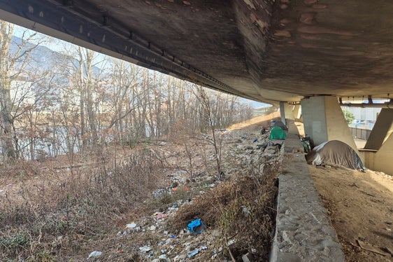 In mehreren Abschnitten entlang des Eisacks in Bozen wurden in mehreren großen Containern insgesamt circa 40 Kubikmeter Müll gesammelt und entsorgt. (Foto: LPA/Amt für Wildbach- und Lawinenverbauung Süd in der Agentur für Bevölkerungsschutz)