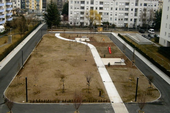 All'interno dell'area militare vi è presente un parco arredato con panchine e attrezzature per bambini, percorso da viali illuminati e abbellito con piante ornamentali. (Foto: ASP/Igor Cocca)