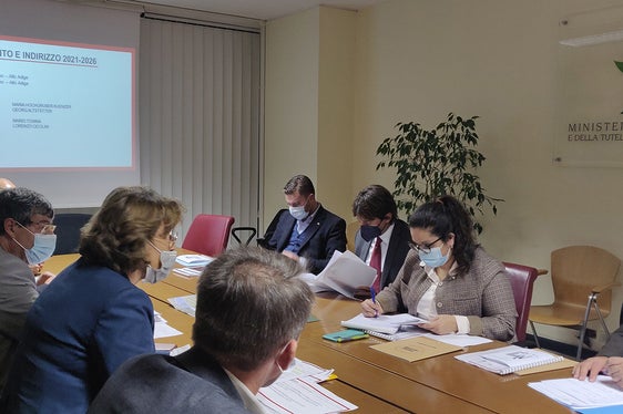 Im Hinblick auf die Übernahme des Vorsitzes des Koordinierungs- und Lenkungskomitees des Nationalparks Stilfserjoch für die nächsten fünf Jahre (2021-2026) traf die Delegation um LRin Kuenzer mit Unterstaatssekretärin Fontana zusammen. (Foto: LPA/Marcella Morandini)