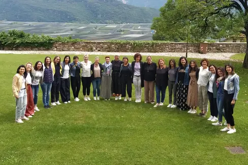 Die Absolventinnen des Lehrganges (in alphabetischer Reihenfolge): Petra Amplatz, Sigrid Barbi, Karin Ennemoser, Monika Falk, Irene Fischnaller, Lea Hackl, Michaela Hittler, Elisabeth Hofer, Ulrike Hofer, Miriam Karadar, Barbara Kerschbaumer, Karin Klammer, Barbara Kofler, Vera Kuppelwieser, Judith Lechthaler, Elisabeth Miribung, Juna Moroder, Tanja Ortler, Renate Schrott, Natalie Spitaler mit der Referentin Kathia Nocker und der Kursleiterin Birgit Pardatscher. (Foto: LPA/Doris Wurz)