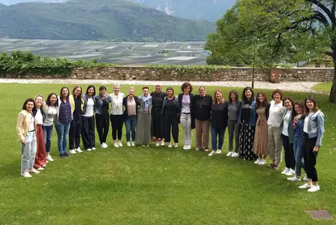 Die Absolventinnen des Lehrganges (in alphabetischer Reihenfolge): Petra Amplatz, Sigrid Barbi, Karin Ennemoser, Monika Falk, Irene Fischnaller, Lea Hackl, Michaela Hittler, Elisabeth Hofer, Ulrike Hofer, Miriam Karadar, Barbara Kerschbaumer, Karin Klammer, Barbara Kofler, Vera Kuppelwieser, Judith Lechthaler, Elisabeth Miribung, Juna Moroder, Tanja Ortler, Renate Schrott, Natalie Spitaler mit der Referentin Kathia Nocker und der Kursleiterin Birgit Pardatscher. (Foto: LPA/Doris Wurz)