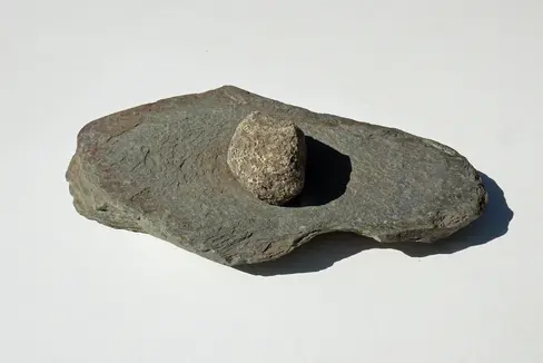 Den ältesten und einfachsten Mühltyp stellt die Reibmühle dar. Im Bild eine Reibmühle aus Brixen, Albanbühel, aus der Bronzezeit (2. Hälfte 2. Jahrtausend v. Chr.). (Foto: LPA/Landesamt für Archäologie)