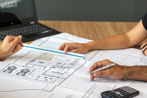 Die Landesverwaltung sucht sechs Architekten oder Architektinnen sowie Ingenieure oder Ingenieurinnen.(Foto: Unsplash)