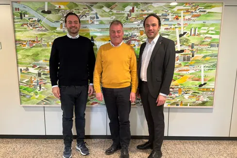 Il maestro professionale Horst Pichler (al centro) rappresenta circa 60 professioni che rientrano nell'Unione provinciale Maestri professionali. Qui posa nella foto assieme agli assessori provinciali Marco Galateo (a sinistra) e Philipp Achammer (a destra). (Foto: USP)