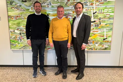 Obermeister Horst Pichler (Mitte) verleiht den rund 60 Meisterberufen des Südtiroler Meisterbundes eine Stimme, unter anderem beim Treffen mit den politisch zuständigen Landesräten Marco Galateo (links) und Philipp Achammer (rechts). (Foto: LPA)