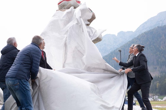 In Toblach wurde am 17. Oktober am Kreisverkehr, der unter anderem nach Cortina d'Ampezzo führt, eine Installation enthüllt, deren fünf Steine an die olympischen Ringe und die damit verbundenen Werte erinnern sollen. (Foto: LPA/Jacopo Coen)